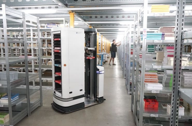 德国移动仓库机器人TORU可以自己挑选货物
