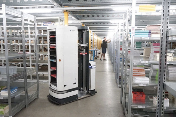 解放生产力 这个仓库机器人能自动分拣货物